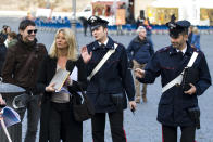 Dopo essere stata 'censurata' da Grillo ha letteralmente deciso di scendere in piazza e, con un tavolo a Piazza del Popolo, ha cominciato a raccogliere firme. Il suo programma? No al pagamento del ticket al pronto soccorso, no a Equitalia e no agli animali nei circhi. La soubrette ha dichiarato di avere raccolto piu' di 100 firme in dieci minuti. Chissa' quante ne avrebbe raccolte se non fossero arrivati i carabinieri a cacciarla perché non aveva l'autorizzazione