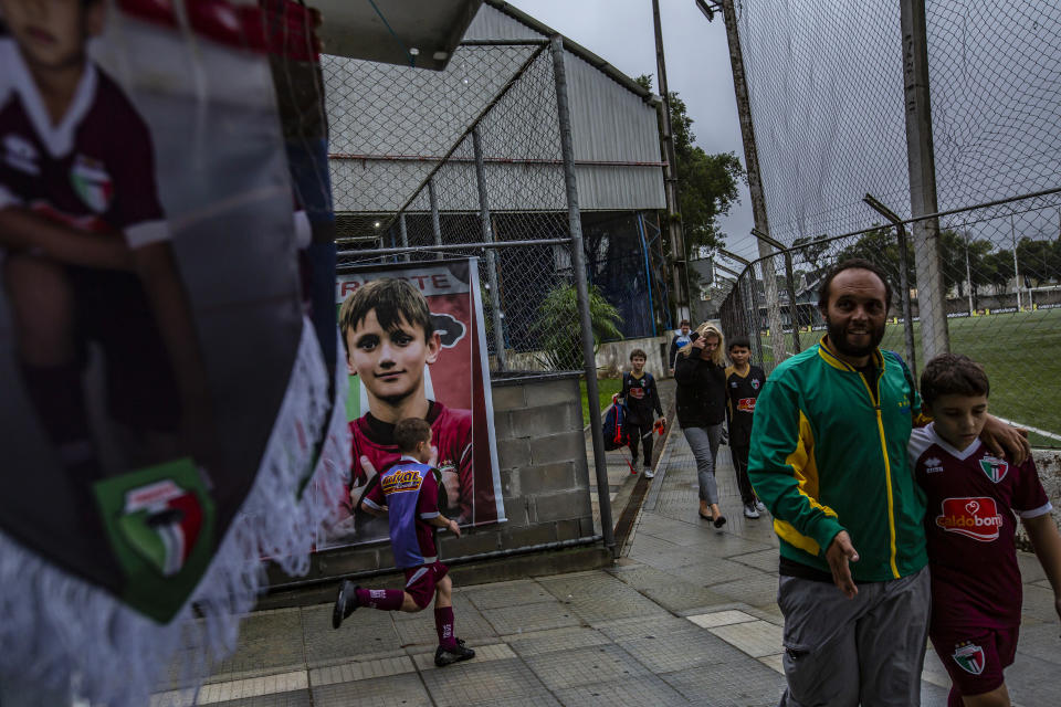 Familiares recogen a jóvenes futbolistas después de su entrenamiento en el Trieste Futebol Clube en Curitiba, Brasil, el 27 de febrero de 2019. (Dado Galdieri/The New York Times)