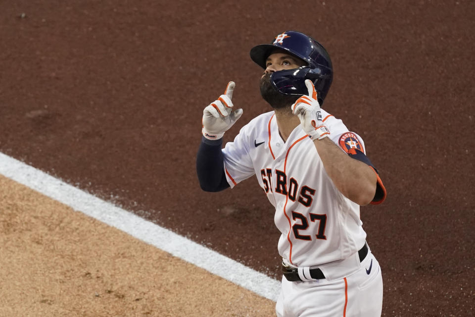 El venezolano José Altuve, de los Astros de Houston, festeja luego de conectar un jonrón solitario en el cuarto juego de la Serie de Campeonato de la Liga Americana ante los Rays de Tampa Bay, el miércoles 14 de octubre de 2020 (AP Foto/Ashley Landis)