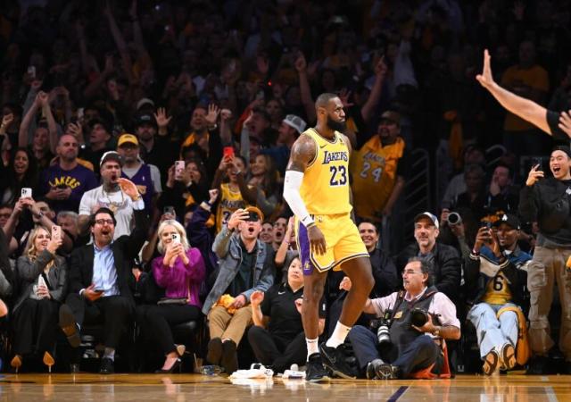 LeBron James with amazing slam dunk to close strong half for Lakers