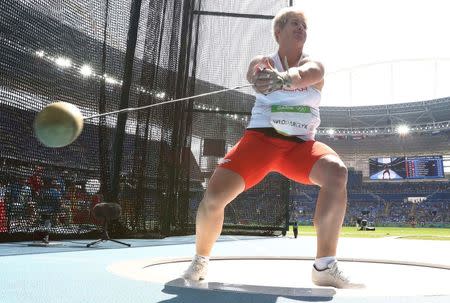 2016 Rio Olympics - Athletics - Final - Women's Hammer Throw Final - Olympic Stadium - Rio de Janeiro, Brazil - 15/08/2016. Anita Wlodarczyk (POL) of Poland competes on her way to winning the gold medal and setting a new world record. REUTERS/Phil Noble