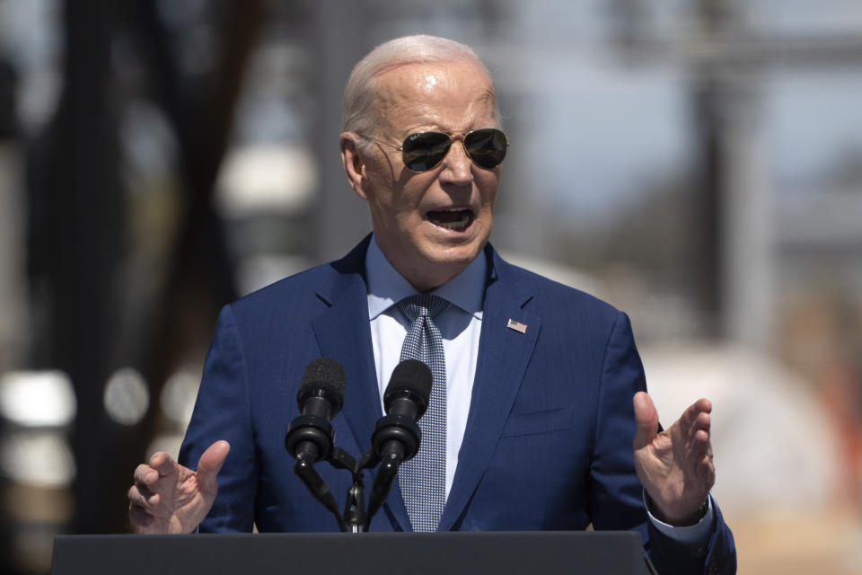 Existen especulaciones sobre la posibilidad de que varios actores enmascarados, incluyendo a Jim Carrey, estén interpretando a Biden. En la imagen, el presidente estadounidense Joe Biden pronuncia un discurso en Intel Ocotillo Campus el 20 de marzo de 2024 en Chandler, Arizona. (Foto de Rebecca Noble/Getty Images)