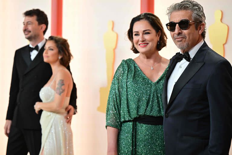 Ricardo Darín y su mujer, Florencia Bas, posan muy sonrientes para los fotógrafos mientras, detrás, se los ve a Santiago Mitre y Dolores Fonzi