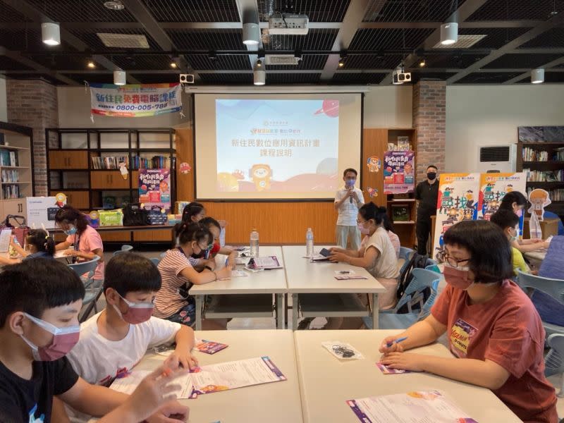 ▲ 移民署移民資訊組朱副組長文彬在南投創意活動中，對新住民及新二代鼓勵課程報名，說明計畫內容與成效。（圖/移民署提供）