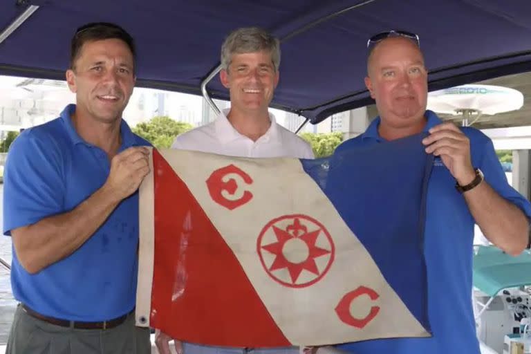 Los cofundadores de OceanGate, Guillermo Sohnlein (izquierda), Stockton Rush (centro) y el miembro del Explorers Club, Ross Von Burg