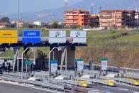 <b>Pagare l’autostrada</b><br><br> Le code al casello sono un ricordo del passato: l’introduzione ormai consolidata del Telepass e, insieme, delle carte di pagamento magnetiche (Viacard, ma anche il comune bancomat che molti di noi tengono nel portafogli) hanno reso tutto molto più veloce, evitando di <b>fermarsi alla barriera autostradale</b>. <br> Per evitare poi gli spiacevoli inconvenienti che si possono verificare se il terminale del Telepass non funziona o se la carta non risulta leggibile, Autostrade ha approntato, inoltre, un sistema che consente di ottenere <b>la ricevuta del viaggio</b> e pagare online, senza nessun ulteriore rincaro direttamente a questo indirizzo: <a href="http://www.autostrade.it/it/rmpp/" rel="nofollow noopener" target="_blank" data-ylk="slk:www.autostrade.it/it/rmpp/;elm:context_link;itc:0;sec:content-canvas" class="link ">www.autostrade.it/it/rmpp/</a>.