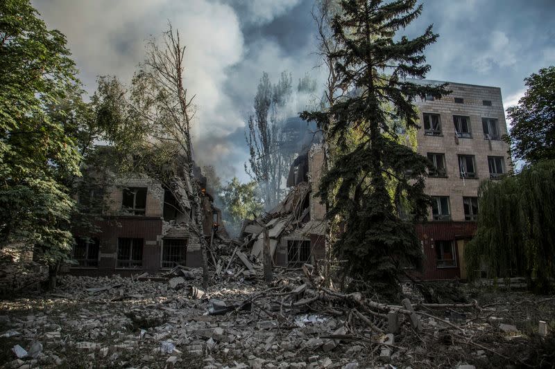 FOTO DE ARCHIVO: Un humo se eleva sobre los restos de un edificio destruido por un ataque militar, mientras continúa el ataque de Rusia contra Ucrania, en Lysychansk, región de Lugansk, Ucrania