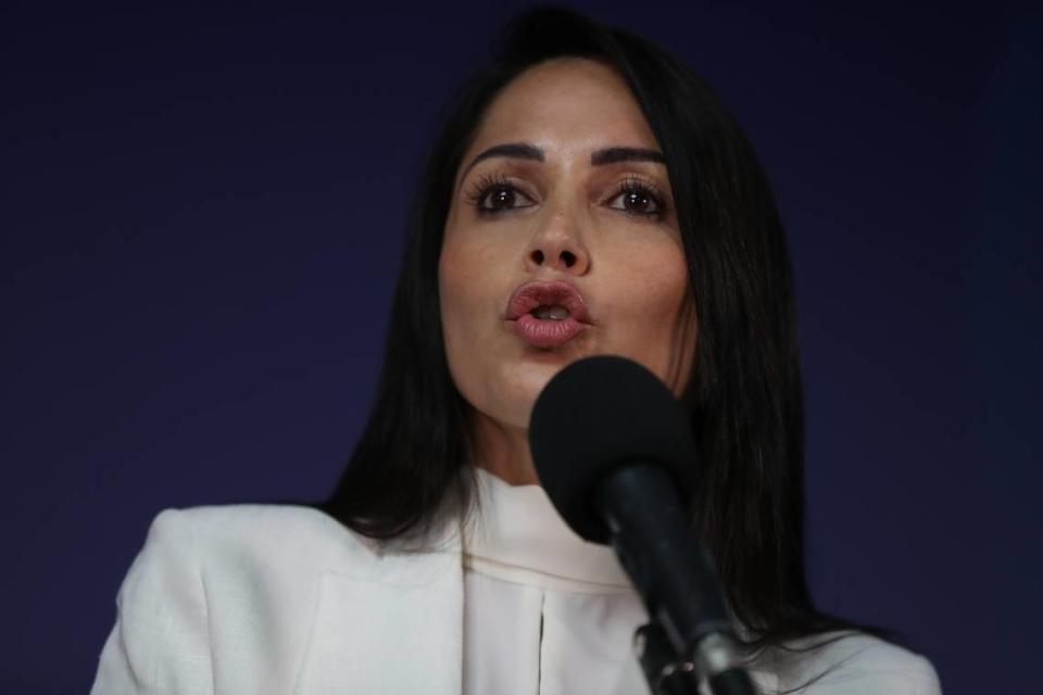 La candidata Luisa González habla el 13 de agosto a su llegada a la sede del canal EcuadorTV, donde se llevó a cabo el debate presidencial 2023, en Quito.