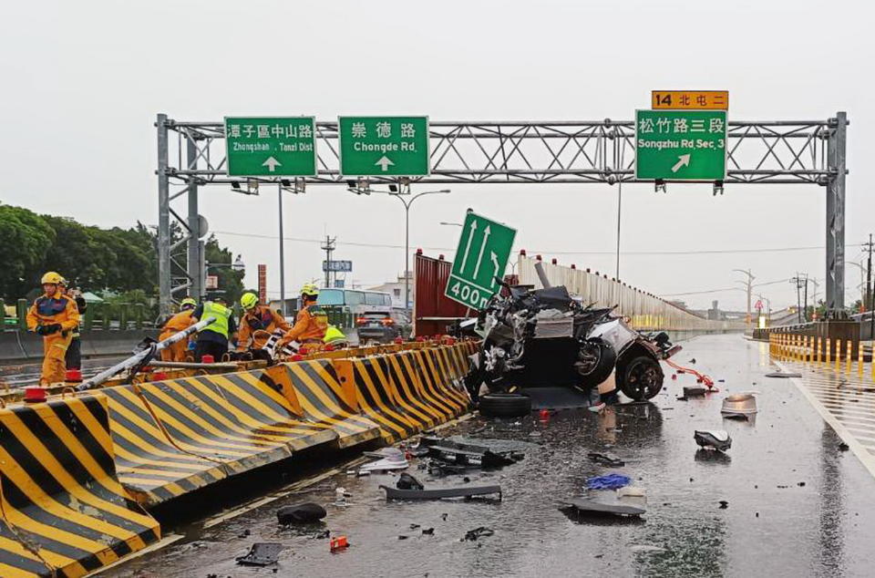 台七十四線十四點六公里處台中市松竹路匝道，七日發生特斯拉自撞護欄的事故，釀二人死亡。（記者陳金龍翻攝）