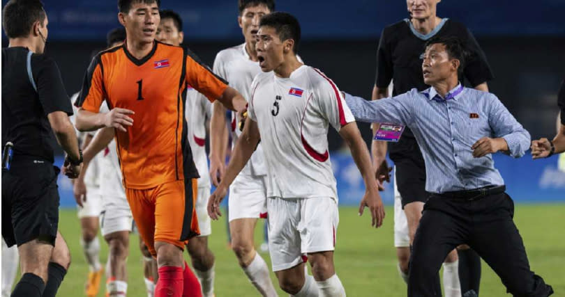 北韓足球隊因不滿裁判判決，上前與主裁判爭論。（圖／達志影像／美聯社）