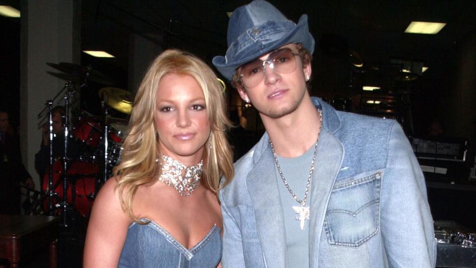 justin timberlake in denim outfit at american music awards