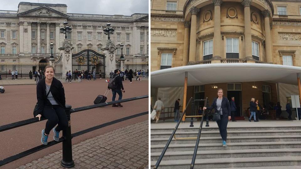 Ich als Tourist im Buckingham Palace. Und ich stehe (exakt) da, wo die Queen in den Gärten stand. Fotos: Yahoo Lifestyle