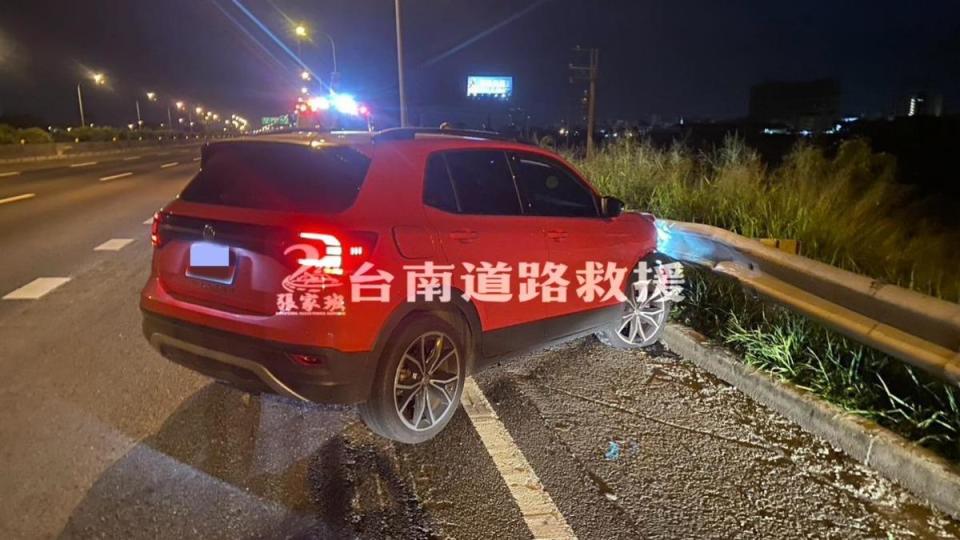 紅色休旅車不明原因自撞，車頭毀損、輪胎也爆胎。（圖／翻攝自張家班台南道路救援臉書）