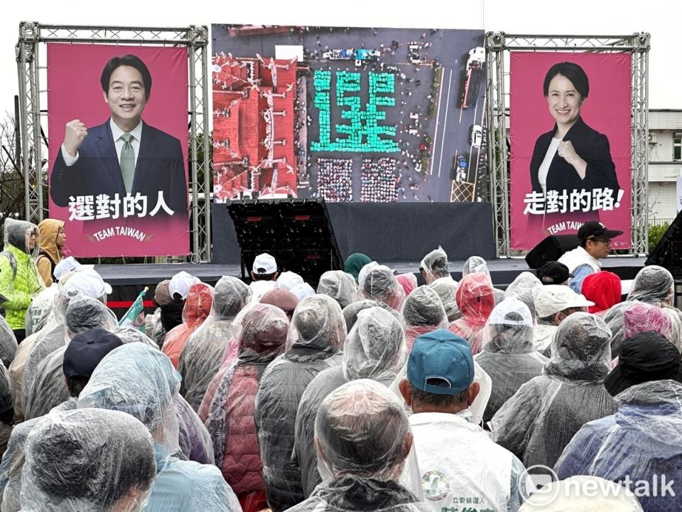  民進黨總統候選人賴清德「唱土地的歌 拼咱的希望」環島造勢活動，今（21）早在宜蘭礁溪玉鼎慈天宮廣場進行首場造勢活動，許多宜蘭民眾冒雨排出「選」字。 圖：張良一/攝 