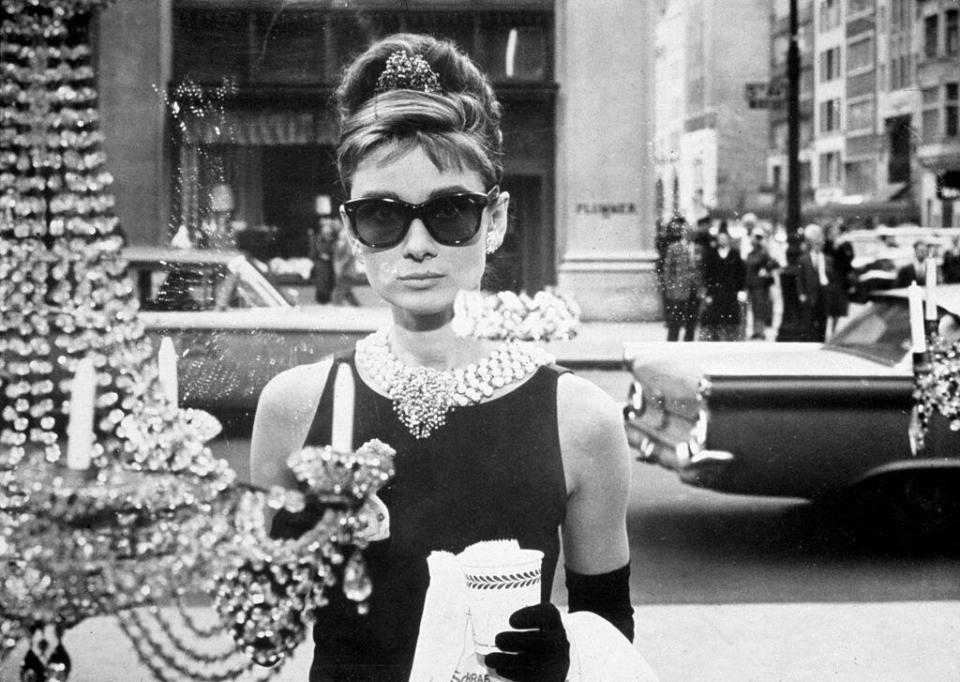 Audrey Hepburn starrt als Holly Golightly in “Frühstück bei Tiffany“ sehsüchtig in die Auslage des berühmten Juweliers. (Bild: Getty Images)