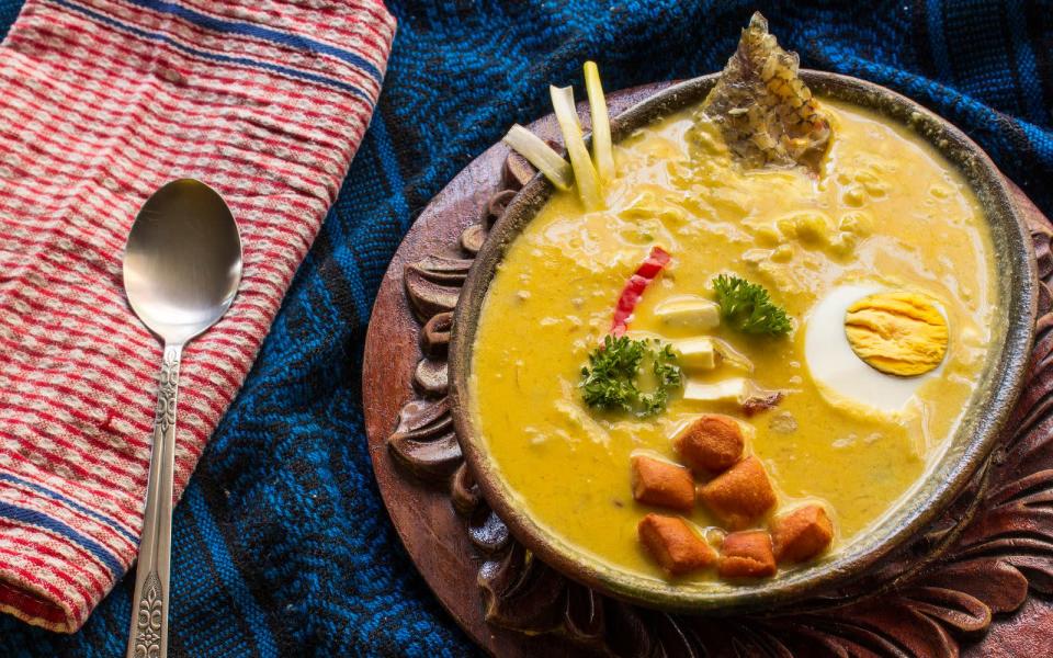In der Karwoche, also noch zur Fastenzeit, wird in Ecuador traditionell eine "Fanesca" verzehrt. Die fleischlose Suppe enthält viele Hülsenfrüchte wie Linsen und Bohnen sowie Kürbisfleisch, Lauch und Reis. In Verbindung mit Sahne, Käse und Ei wird die Suppe so zu einer sehr sättigenden Speise. (Bild: iStock / Tyto08)