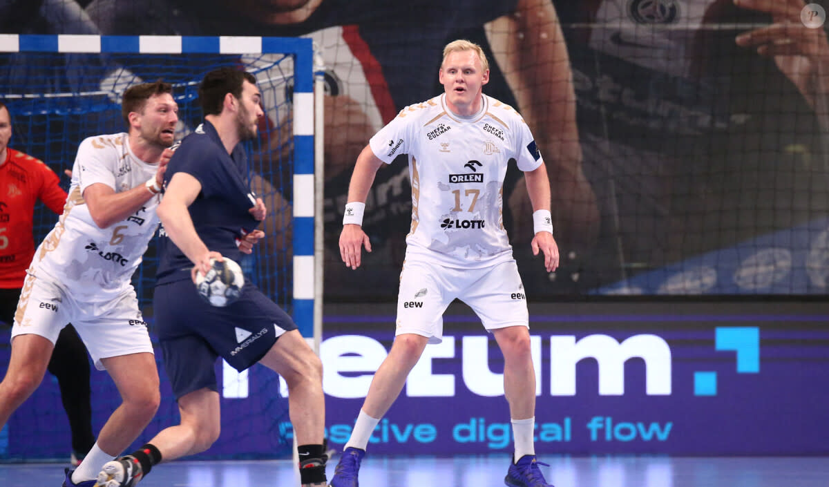 <p dir="ltr"><span>Mort d'un journaliste en plein match de handball</span></p>
<div><span> </span></div>
Patrick Wiencek (THW Kiel) - EHF Champions Ligue 2023 - Match "PSG HB - THW Kiel - Machineseeker (32-29)" au stade Coubertin à Paris. - © BestImage, Kevin Domas / Panoramic / Bestimage