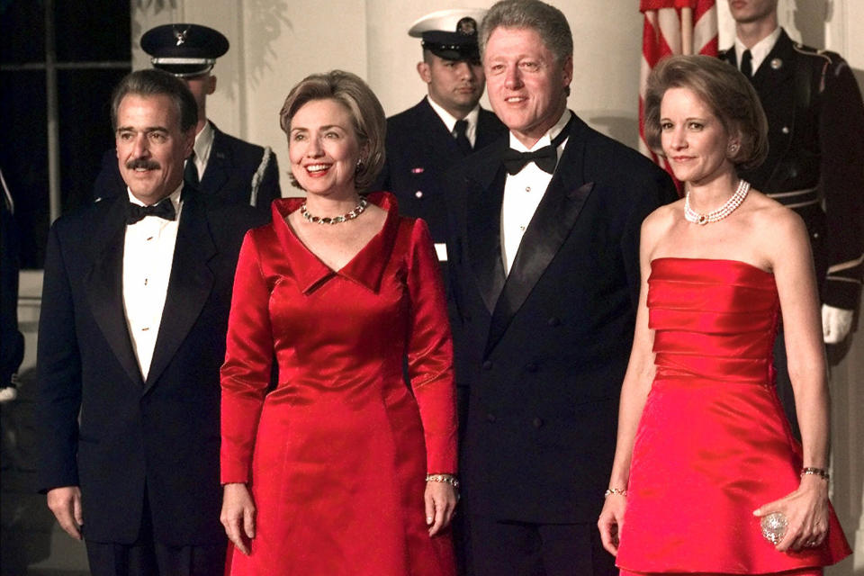 FILE - President Clinton and first lady Hillary Clinton pose for a photo with President of Colombia Andres Pastrana, left, and first lady of Colombia Nohra Puyana de Pastrana, right, after they arrived at the White House in Washington, Oct. 28, 1998 for a state dinner. (AP Photo/ Susan Walsh )