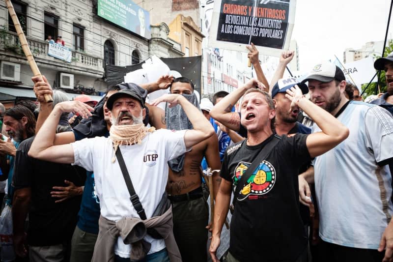 Anti-government protesters demonstrate against food scarcity at soup kitchens and against President Javier Milei's policies and economic reforms. Protesters clashed with police. Paula Acunzo//dpa