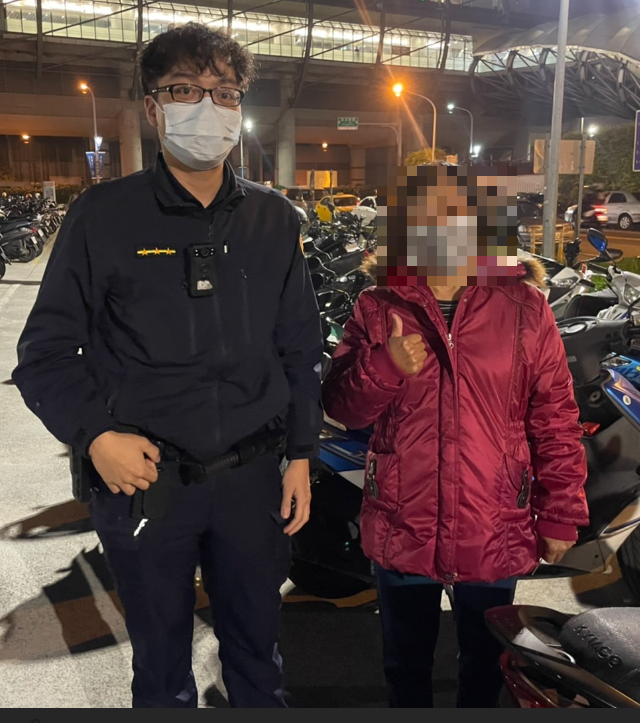 員警依著陳女提供的車牌及顏色分頭找車，最後在河堤對面捷運三重站旁邊的停車場順利尋獲機車。（三重警分局提供）