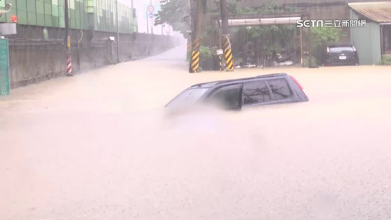 颱風「尼莎」帶來豪雨，汐止一輛車餐遭滅頂。（圖／翻攝畫面）