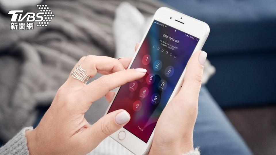 iPhone手機出現5大徵兆，恐會無預警掛點。（示意圖／Shutterstock達志影像）