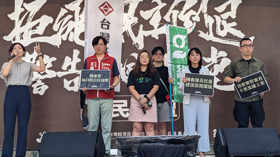 台灣基進黨主席王興煥（左2）表示，國民黨要調高罷免門檻，代表他們多行不義，知道怕了，直言「拆樑行動是匯聚民意的第一戰」，目前還需6千份連署，呼籲民眾在最後10天一起協助基隆「拆樑」衝刺。   圖：台灣基進提供