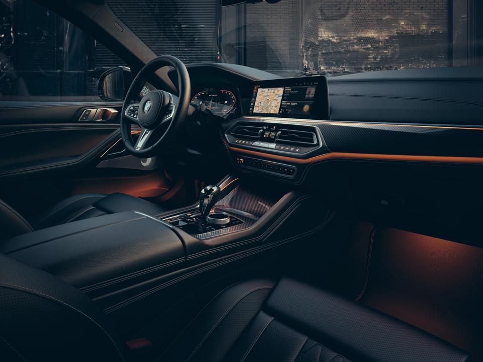 全新世代的 BMW 全數位虛擬座艙，承襲駕駛者導向的設計理念。