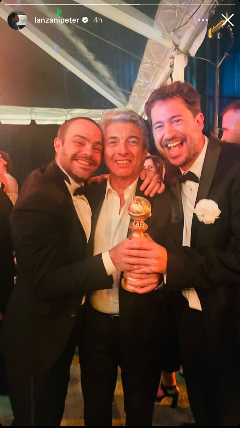 Peter Lanzani, Ricardo Darín y Santiago Mitre, con el Globo de Oro