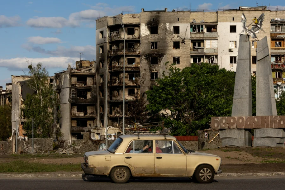 <span class="copyright">A car drives past a ruined house. / Photo: REUTERS / Jorge Silva</span>