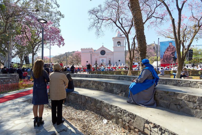 Ceremonia de beatificación de Fray Mamerto Esquiú, en Piedra Blanca, el pueblo donde nació. La ceremonia se realizó frente al templo San José de Catamarca y fue presidida por el delegado papal, el cardenal Luis Héctor Villalba, arzobispo emérito de Tucumán 