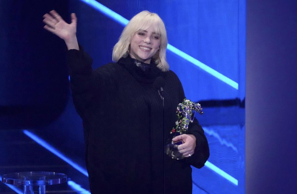 Billie Eilish recibe el premio "video for good" por "Your Power" durante los Premios MTV a los Videos Musicales, el domingo 12 de septiembre de 2021 en el Barclays Center en Nueva York. (Foto por Charles Sykes/Invision/AP)