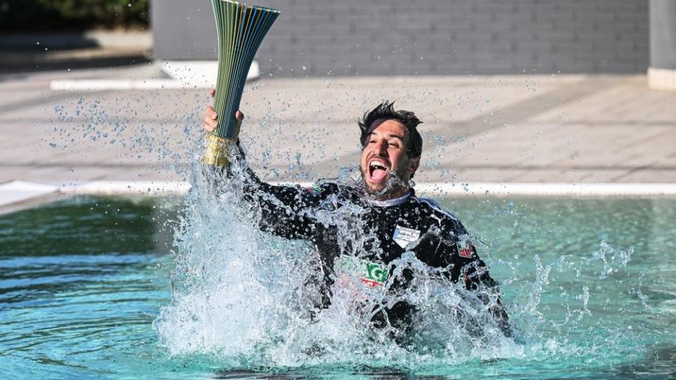 antonio felix da costa, tag heuer porsche formula e team, 1st position, with his trophy in the pool