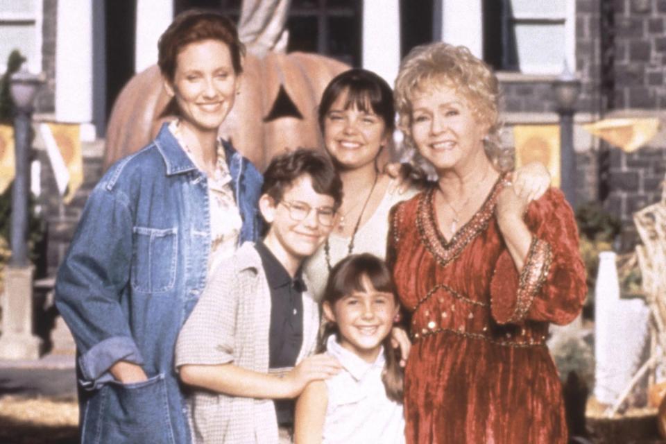 HALLOWEENTOWN, (from left): Judith Hoag, Joey Zimmerman, Kimberly J. Brown, Emily Roeske, Debbie Rey