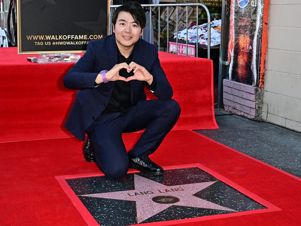 Der chinesische Pianist Lang Lang ist mit einem Stern auf dem Hollywood Walk of Fame geehrt worden. (Bild: getty/FREDERIC J. BROWN/AFP via Getty Images)