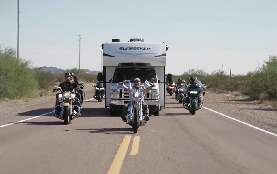 Auf der legendären Route 66 ließ sich das Kochtrio von einer Gruppe Biker eskortieren. (Bild: Kabel Eins)