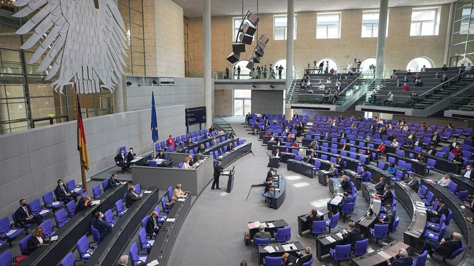 Vom Bundestag beschlossene strengere Regeln gegen Extremismus treten in Kraft.