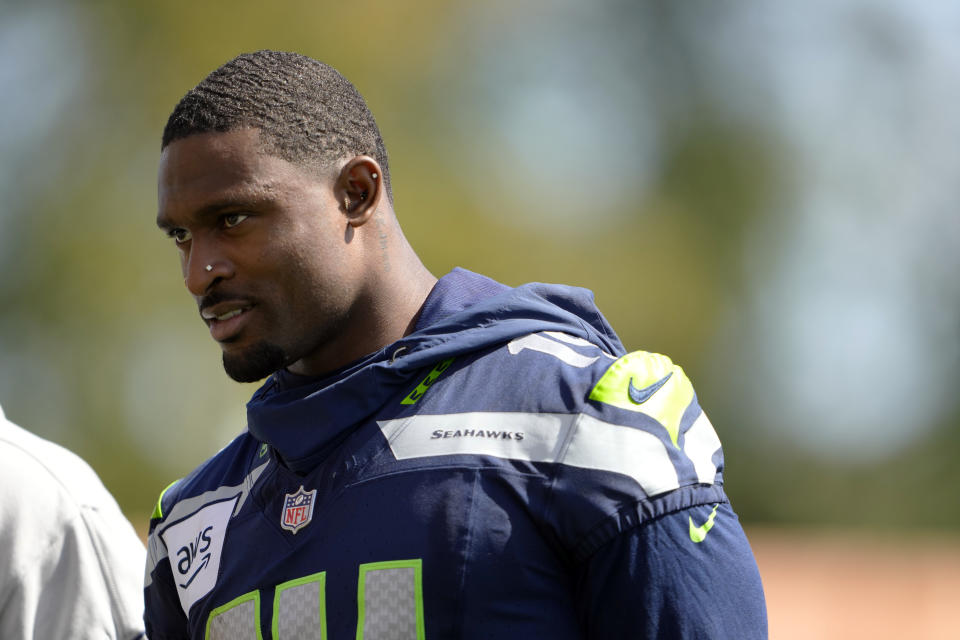 Penerima lebar Seattle Seahawks DK Metcalf berjalan meninggalkan lapangan setelah latihan tim sepak bola NFL pada hari Selasa, 11 Juni 2024, di Renton, Wash. (Foto AP/Lindsey Wasson)