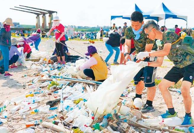 澎湖縣淨灘成效佳，鄉親參與度全國第1，淨灘人數、場次、海岸線長度、清除海廢垃圾量都是歷年之最。（陳可文攝）