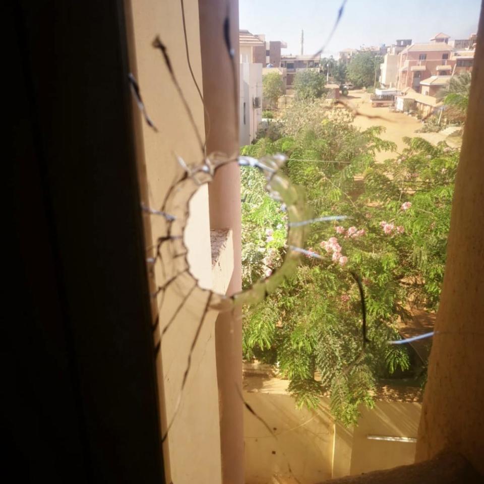 Daño a una ventana en la casa de Munzir Salman cuando las fuerzas armadas sudanesas fueron emboscadas por oficiales de las RSF en Jartum, Sudán.