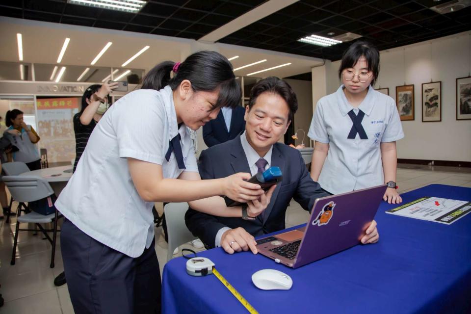 ▲新竹市副市長邱臣遠與曙光女中學生互動，了解護眼保健研究內容及成果。