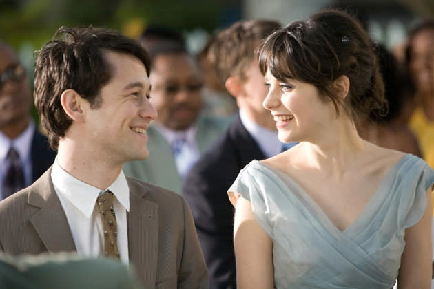 In <b>„(500) Days of Summer“ (2009)</b> ist Tom (Joseph Gordon-Levitt) unsterblich in Summer (Zooey Deschanel) verliebt. Sie signalisiert ihm nonstop, dass sie eigentlich beide „frei“ sind und es super ist, dass sie so eine moderne, offene Beziehung haben. Bis die Blase platzt und Tom auf einer Party mit ansehen muss, dass Summer anscheinend doch in der Lage ist, ihr Herz zu verschenken. Tom muss mitansehen, wie Summer einer Freundin stolz einen Verlobungsring präsentiert. Unglaubwürdig ist nur der Schluss des Films. Da hat plötzlich auch Tom seine große „echte“ Liebe gefunden. Es wird nur kurz nachgeschoben, als wäre es das Selbstverständlichste der Welt. Glaubwürdiger wäre es gewesen, wenn einer von beiden auf der Strecke bleibt. So wie im wirklichen Leben.