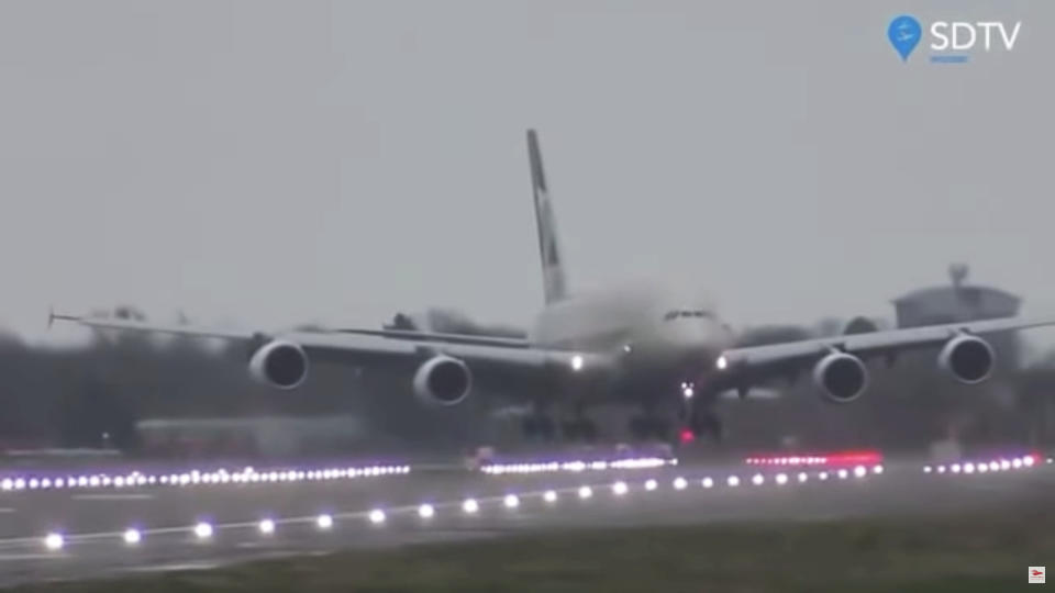 Die Airbus A380 von Etihad konnte bei den heftigen Sturmböen erst auf dem Rasen zum Stehen kommen (Bild: SPEEDBIRDTV via Reuters)