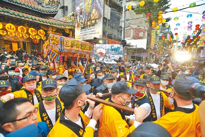 台北市艋舺青山宮去年12月盛大遶境，警方蒐證卻發現，黑幫藉這場廟會串聯聚集，壯大了當地角頭聲勢。（本報資料照片）