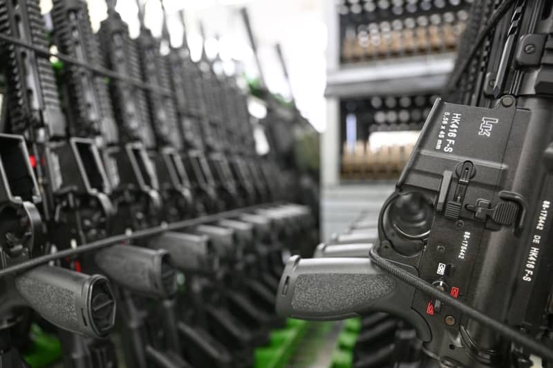 Finished HK416 assault rifles are lined up in the production hall of arms manufacturer Heckler & Koch in Oberndorf. After reaching a record high in 2023, export licences for German weapons and military equipment continued to rise at the beginning of this year due to increasing arms deliveries to Ukraine. Bernd Weißbrod/dpa