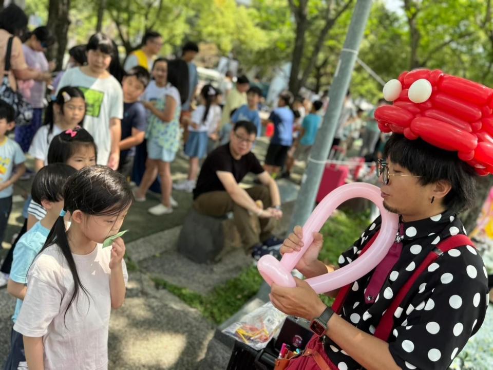 街頭藝人在野餐活動現場與小朋友同樂