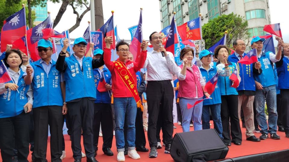 《圖說》國民黨主席朱立倫致詞表示，民進黨一黨獨霸破壞民主，鄭正鈐在立院的表現值得肯定，更值得大家支持他、讓他連任。（記者方健龍攝）