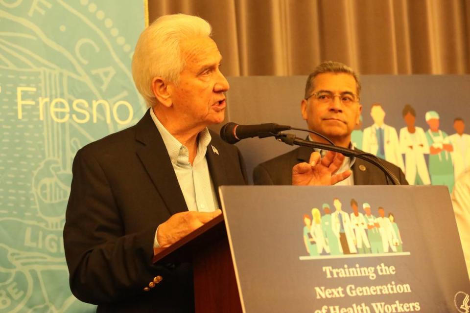 El congresista Jim Costa, demócrata de Fresno, y el secretario de Salud y Servicios Humanos de Estados Unidos, Xavier Becerra, hablaron el lunes sobre la nueva asociación que ampliará el acceso a la atención anticonceptiva para los habitantes del Condado de Fresno.