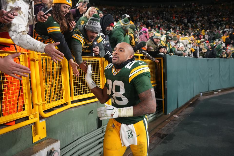 Green Bay Packers running back AJ Dillon has a close relationship with fans. Some even want to take pictures with his famous quads.