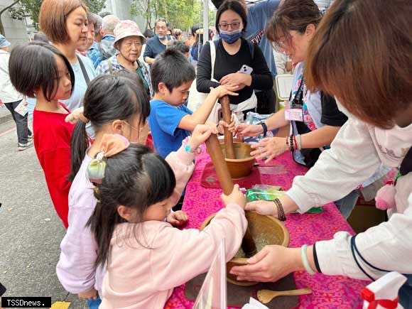 遊客體驗客家擂茶DIY。(新北市客家局提供)